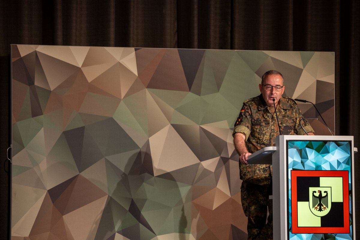 Eine Tagung dieser Größenordnung gab es noch nie. Nahezu alle Spieße, Chefs &amp; Kommandeure der gesamten #Bundeswehr nehmen teil. Zusammen diskutieren wir über #Personal, #Material, #LVBV und #Ausbildung auf dem Weg zur #Kriegstüchtigkeit. Minister #Pistorius war der erste Redner.