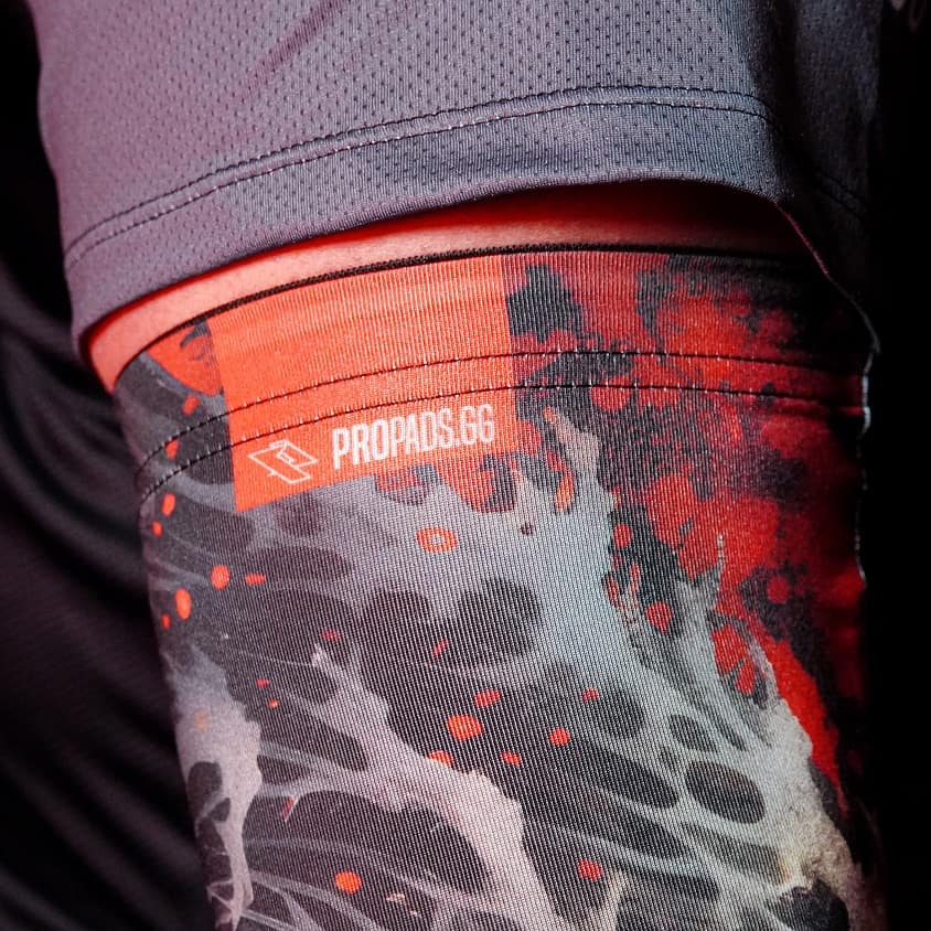 🔥 Spare 10% auf Pro Armsleeves bis zum 24.06. in unserem Shop! 

⚠️ Nutze dafür den Code "Sleeve10"

Deine Vorteile mit einem Pro Gaming Sleeve von uns:
👉 Reduziert Schweißbildung 😰
👉 Kein Festkleben am Tisch ❌
👉 Konstante Gleiteigenschaften ⏩
👉 In 6 coolen Designs 😮