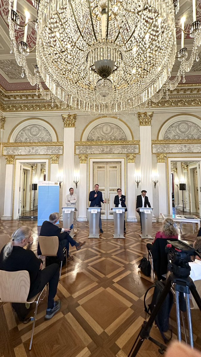 BayerischeStaatsoper (@bay_staatsoper) on Twitter photo VERTRAGSVERLÄNGERUNGEN
StMin <a href="/MarkusBlume/">Markus Blume</a> verlängerte die Verträge von Staatsintendant Serge Dorny und Ballettdirektor Laurent Hilaire um weiter fünf Jahre, bis 2031.
Mit Generalmusikdirektor Vladimir Jurowski ist auf eigenen Wunsch eine Verlängerung um zwei Jahre bis 2028 VERTRAGSVERLÄNGERUNGEN
StMin <a href="/MarkusBlume/">Markus Blume</a> verlängerte die Verträge von Staatsintendant Serge Dorny und Ballettdirektor Laurent Hilaire um weiter fünf Jahre, bis 2031.
Mit Generalmusikdirektor Vladimir Jurowski ist auf eigenen Wunsch eine Verlängerung um zwei Jahre bis 2028