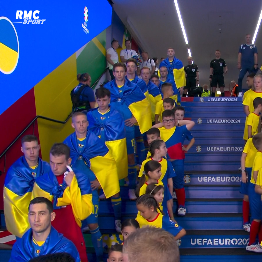 RMCsport's tweet photo. 🔥 🇺🇦 L'ensemble des joueurs ukrainiens rentrent avec le drapeau avant la rencontre face à la Roumanie. #Euro2024 https://t.co/Ejf5tIM87O