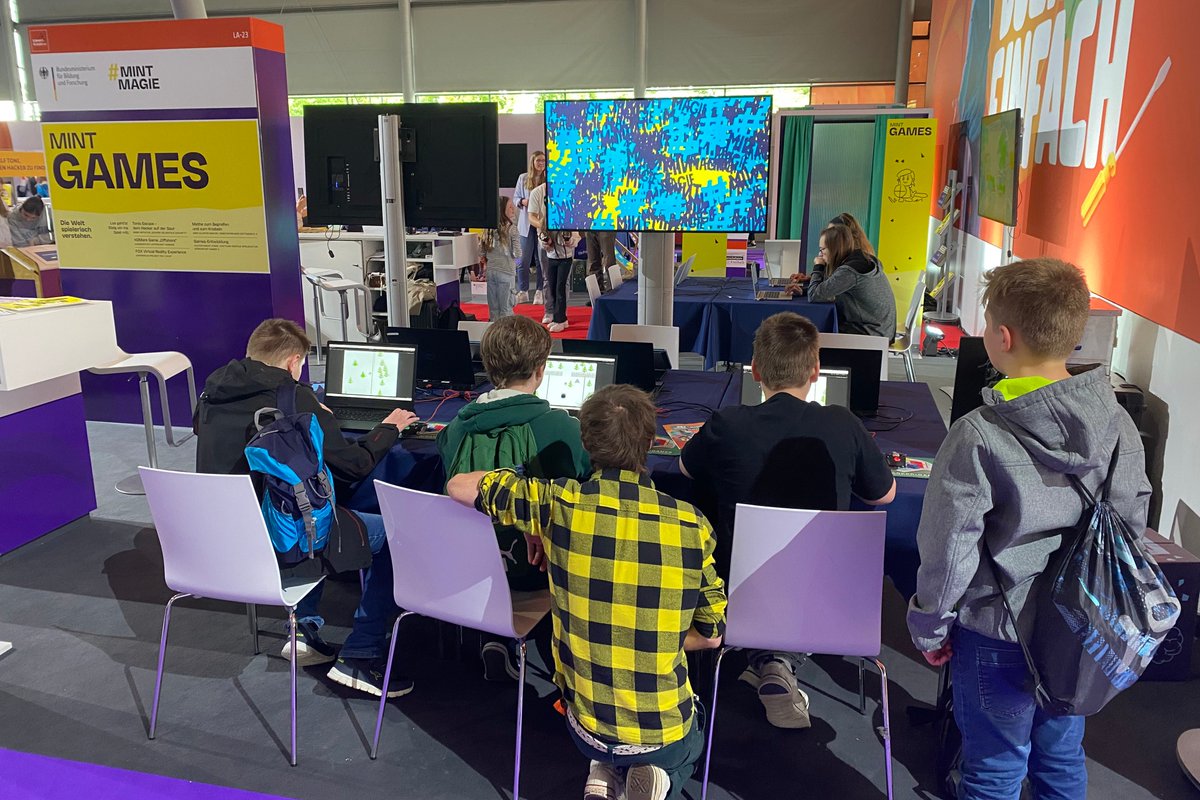 Digitale_Spiele's tweet photo. Eine Woche #MINTgames am #MINTmagie-Stand des @BMBF_Bund auf der @ideenexpo in Hannover liegt hinter uns bzw. hinter unseren #Games-Expert*innen Christian, Dominik, Thomas & Vivian ! Herzlichen Dank für Euer Engagement! #StaerkerMitGames2 #KulturMachtStark 💪🧠🎮 https://t.co/zuvh1eHayJ
