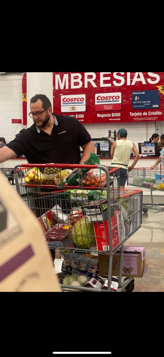 GlodeJo07's tweet photo. No puñetas, comprar tu despensa en Bodega Aurrera no está mal, lo que está mal es que con tal de forzar una narrativa falsa de que con el gobierno de MORENA “te alcanza para comprar más cosas”, mientras defiendes y aplaudes que la gente que menos tiene solamente pueda acceder a productos de baja calidad y a punto de caducar.
Básicamente su mentalidad pendeja dice: “qué importa si van a comer basura, mientras les salga barata y se pueda sostener la narrativa de que nos va mejor con MORENA, da igual”.
Y antes de que lloren, Bodega Aurrera también cuenta con marcas conocidas y de calidad PERO con $1000 míseros pesos, quienes hicieron este ejercicio de hacer su despensa de UNA SEMANA con esta cantidad de dinero, solamente pudieron comprar eso.
¿Sabes que está mal también?
Que aplaudan que la gente pobre solo tenga acceso a esto mientras que los funcionarios de la 4T y sus familias se dan una vida llena de lujos en donde NUNCA van a tener la necesidad de alimentarse ellos y a sus familias con una carne que esté a punto de caducar porque “está más barata”.
Como dicen por ahí, no es lo mismo vomer mal por gusto, que comer mal porque es para lo único que te alcanza.