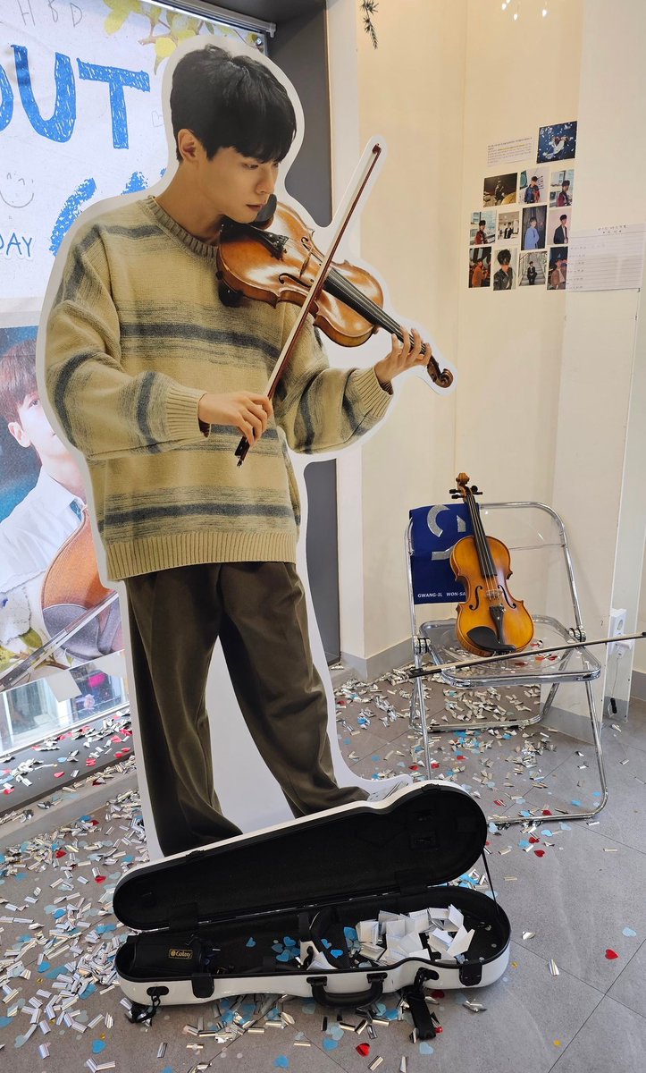 🐶카페 스튜디오앱트

부채가 넘 귀여워서 탐났는데 아가예차니랑 같이있으니까 613배로 귀여운거있죠..😭😭 버스킹하는 예차니를 만날수있어서 마음이 좋았던..ㅜㅜ 예차니로 가득한 공간이라 넘 즐겁게구경했어요!!
#예찬으로_기억될_여름
#OU6_MEMOR13S