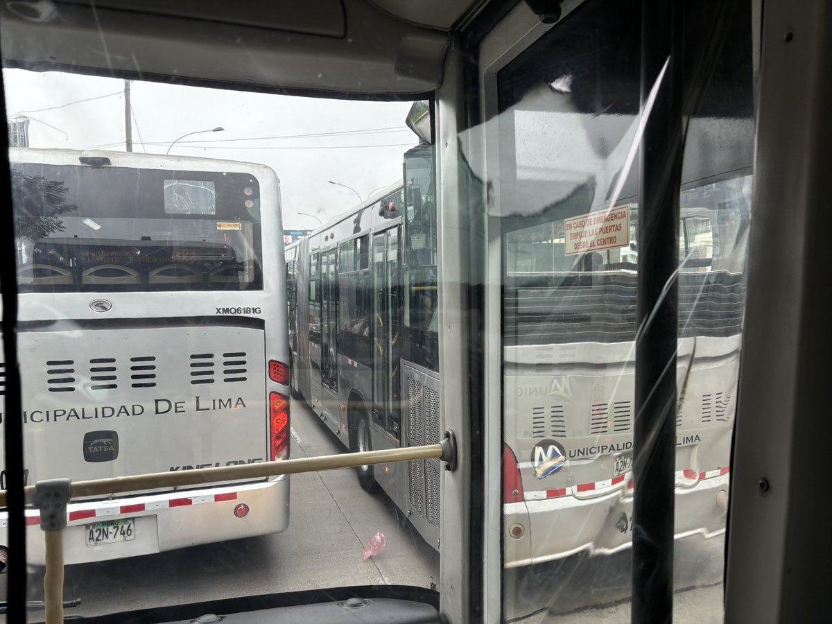 RUBYBAUTI's tweet photo. Alguien sabe qué está pasando en la Vía del #Metropolitano. Va más de 15 min detenido entre el paradero de La Uni y Parque del Trabajo @Metropolitano_L @RPPNoticias @larepublica_pe https://t.co/giA8yDVZsv