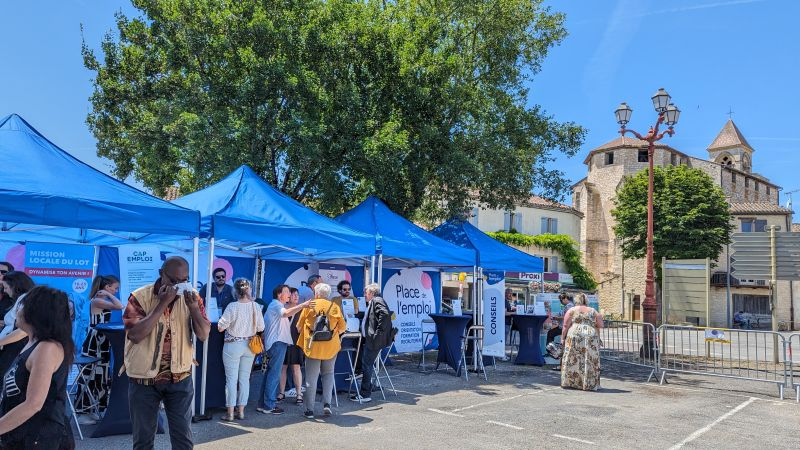 On recrute dans le #Lot ! Aujourd'hui, c'est la commune de #Lalbenque qui accueille la Place de l'Emploi. 
25 entreprises tous secteurs et près de 100 postes à pourvoir ! <a href="/SandRobert_FT82/">Sandrine Robert 👂👁️‍🗨️📚💬✍</a> <a href="/JalbertOlivier/">JALBERT</a>