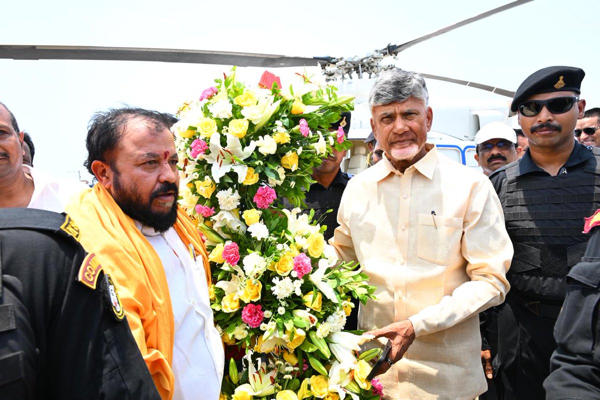 అధికారంలోకి వచ్చిన ఐదో రోజే పోలవరం ప్రాజెక్టును సందర్శించడానికి విచ్చేసిన ముఖ్యమంత్రి శ్రీ నారా చంద్రబాబు గారిని మర్యాదపూర్వకంగా కలసి స్వాగతం పలకడం జరిగింది 
#CBNinPolavaram 
#NaraChandrababuNaidu 
#AndhraPradesh
#ChintamaneniPrabhakar
