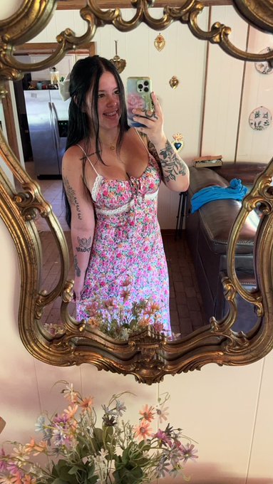 just a girl who likes bows &amp; floral dresses🎀💝 https://t.co/QKE9Dq4zCp