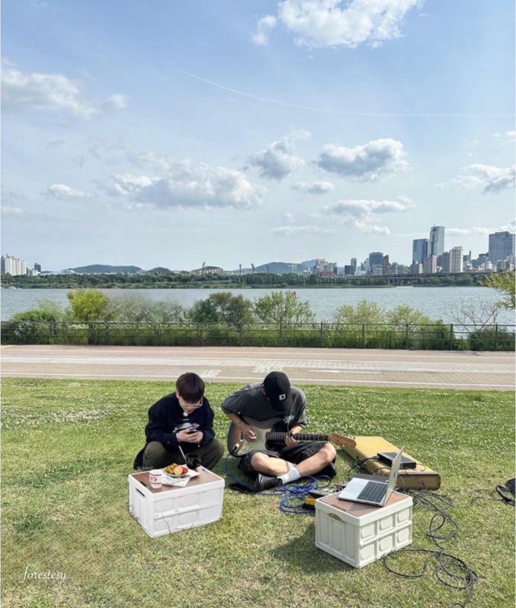forestesy's tweet photo. ☁️🎸🏙️ - with you https://t.co/adjYFRNW1W