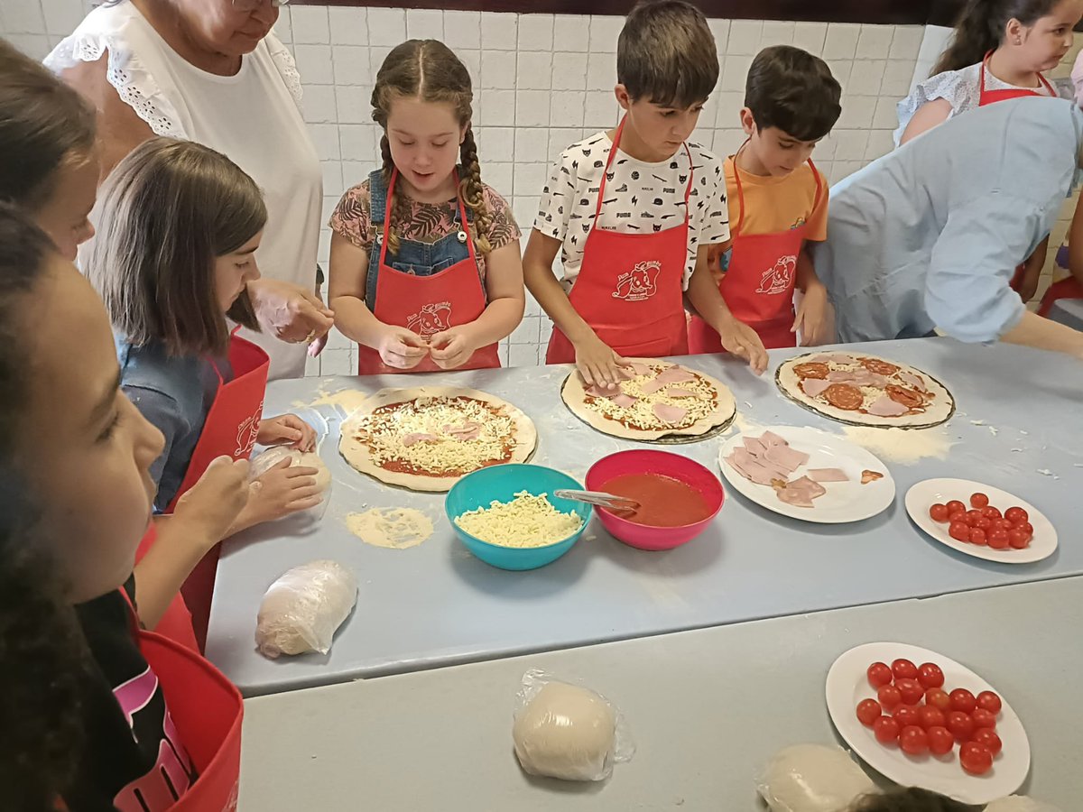CON LAS MANOS EN LA MASA...
Está mañana, nuestros alumnos de 3° han participado en un taller de pizzas de la Pizzería Dumbo. Han aprendido a hacer la masa,y a prepararla para convertirse en ricas pizzas.
Muchas gracias a Pizzería Dumbo por permitirles vivir esta experiencia.