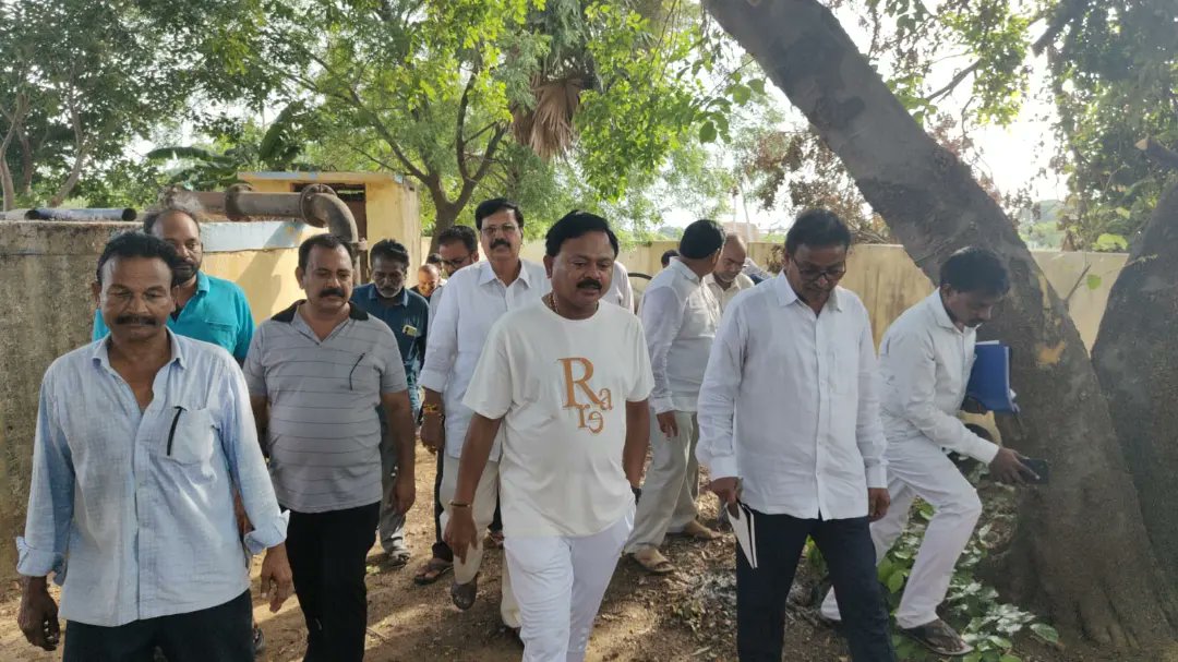sunilkumarpasam's tweet photo. గూడూరు పట్టణం మధురెడ్డి కాలనీ- మలితోట నందున్న వాటర్ వర్క్స్ ను  మునిసిపల్ కమిషనర్ మరియు అధికారులు తో కలసి పర్యవేక్షిస్తున్న....
#JaiTDP #NaraChandrababuNaidu #NaraLokesh #PasimSuneelKumar #gudur #AndhraPradesh https://t.co/i76cO2c8Gm