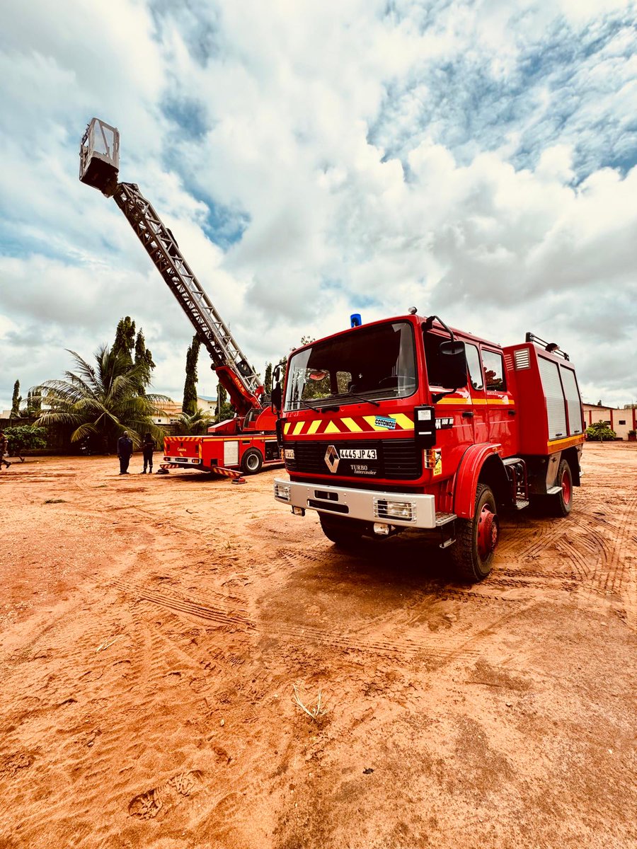 expertisefrance's tweet photo. 📸🚒Retour en images sur la 100ème session de formation organisée dans le cadre du projet Protection Civile en Afrique de l'Ouest (PCAO) de la @CoopSecuDefense de @francediplo, mis en œuvre par Expertise France, en partenariat avec la Direction Générale de la Sécurité Civile et de la Gestion des Crises (DGSCGC) et la Direction de la coopération internationale de sécurité (DCIS) du @Interieur_Gouv . 

▶ Depuis 2022, le projet PCAO (phase 3) vise principalement à dispenser des formations techniques au bénéfice des institutions de protection civile en Mauritanie, au Sénégal, au Togo, au Bénin, en Côte d’Ivoire et en Guinée-Conakry.

▶ Remerciements à l'ensemble des acteurs français impliqués dans ces actions de formation : de la direction et la coordination depuis Paris @CoopSecuDefense, la DGSCGC à la supervision sur le terrain grâce à nos coopérants, sans oublier les experts formateurs qu'ils soient issus des Services Départementaux d'Incendie et de Secours, de la brigade des @PompiersParis ou des Formations Miliaires de la Sécurité Civile (FORMISC).