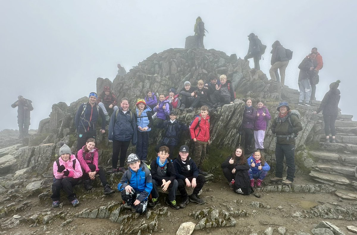 Wedi cyrraedd copa’r Wyddfa.

We made it to the summit of Yr Wyddfa.