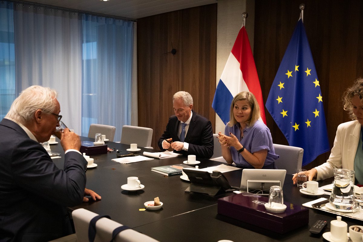 Liesje Schreinemacher (@lschreinemacher) on Twitter photo Van <a href="/beleefboskalis/">Beleef Boskalis</a> CEO Peter Berdowski een mooi fotoboek ontvangen over hun inzet aan de VN-geleide bergingsoperatie van de #FSO Safer tanker. Mede met steun van NLD is hiermee een van de grootste olierampen voorkomen. Veel respect en dank voor de Boskalis & Smit-crew! Van <a href="/beleefboskalis/">Beleef Boskalis</a> CEO Peter Berdowski een mooi fotoboek ontvangen over hun inzet aan de VN-geleide bergingsoperatie van de #FSO Safer tanker. Mede met steun van NLD is hiermee een van de grootste olierampen voorkomen. Veel respect en dank voor de Boskalis & Smit-crew!