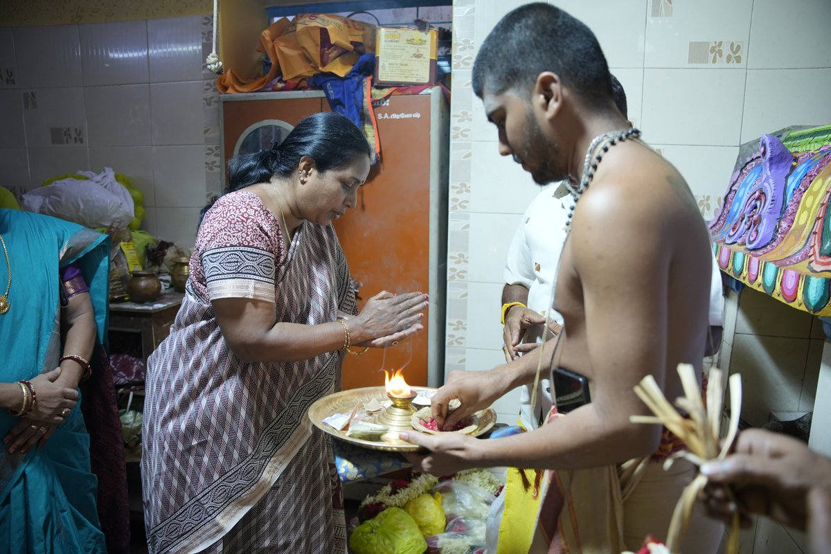 VanathiBJP's tweet photo. கோவை தெற்கு, கணேசபுரம் போலீஸ் கந்தசாமி வீதியில் அமைந்துள்ள அருள்மிகு ஸ்ரீ முனியப்ப சுவாமி, ஸ்ரீ வனபத்ரகாளியம்மன் திருக்கோவில் கும்பாபிஷேகத்தை முன்னிட்டு நிர்வாகிகள் உடன் சாமி தரிசனம் மேற்கொண்டேன். https://t.co/sszFg94GhN