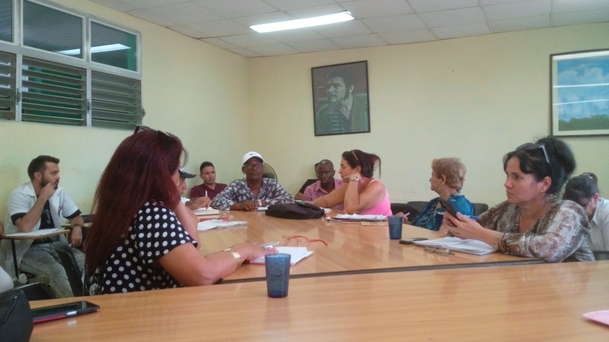 Cómo parte de la visita del <a href="/MINSAPCuba/">Ministerio de Salud Pública de Cuba</a> a #CiegodeAvila intercambios con los factores del Consejo Popular Ceballos sobre situación epidemiologíca #CubaPorLaSalud #LatirAvileño