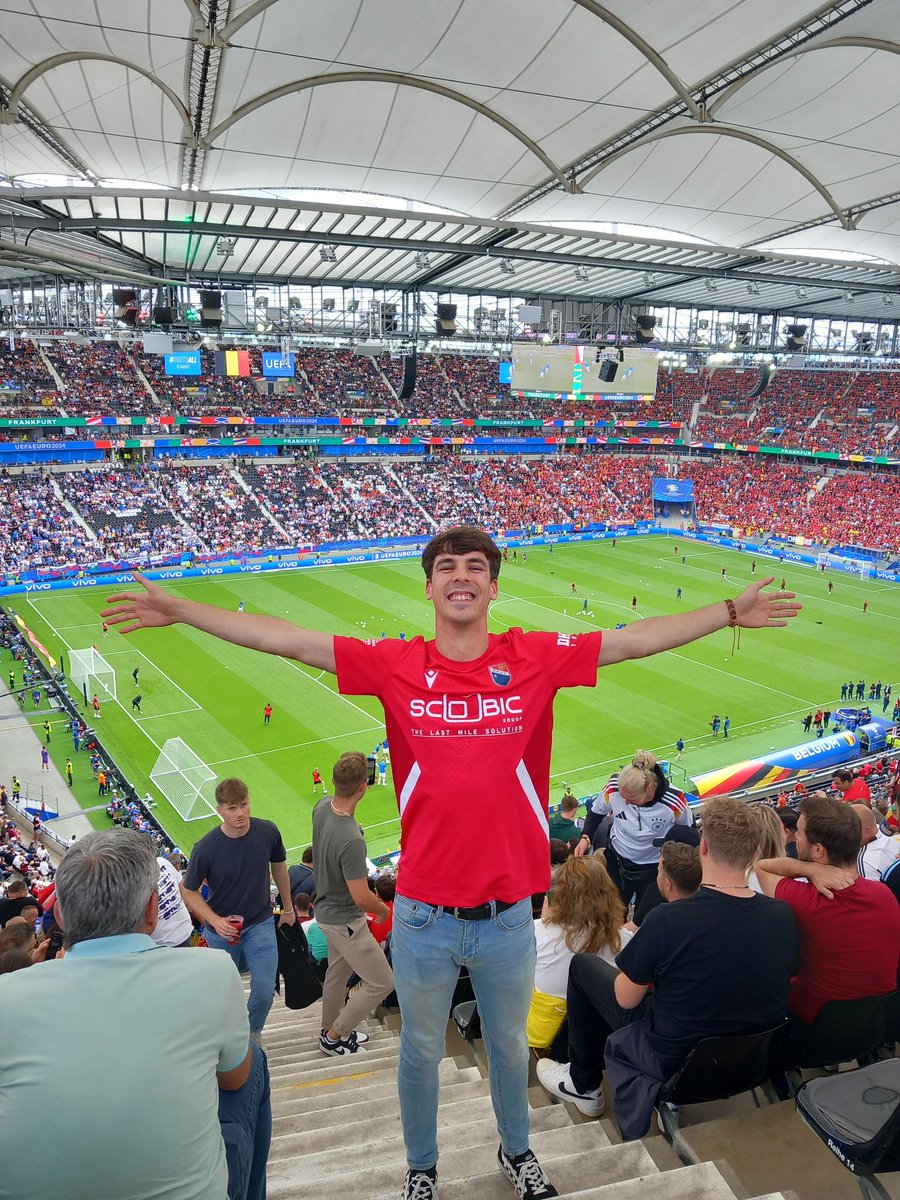 Isaias1797's tweet image. Celebrando el ascenso del @_Doshermanascf como Dios manda 🇸🇰🇧🇪
Os respresento desde el extranjero!!!
Colgadme en el Nazareno o algo @2hermanasinfo