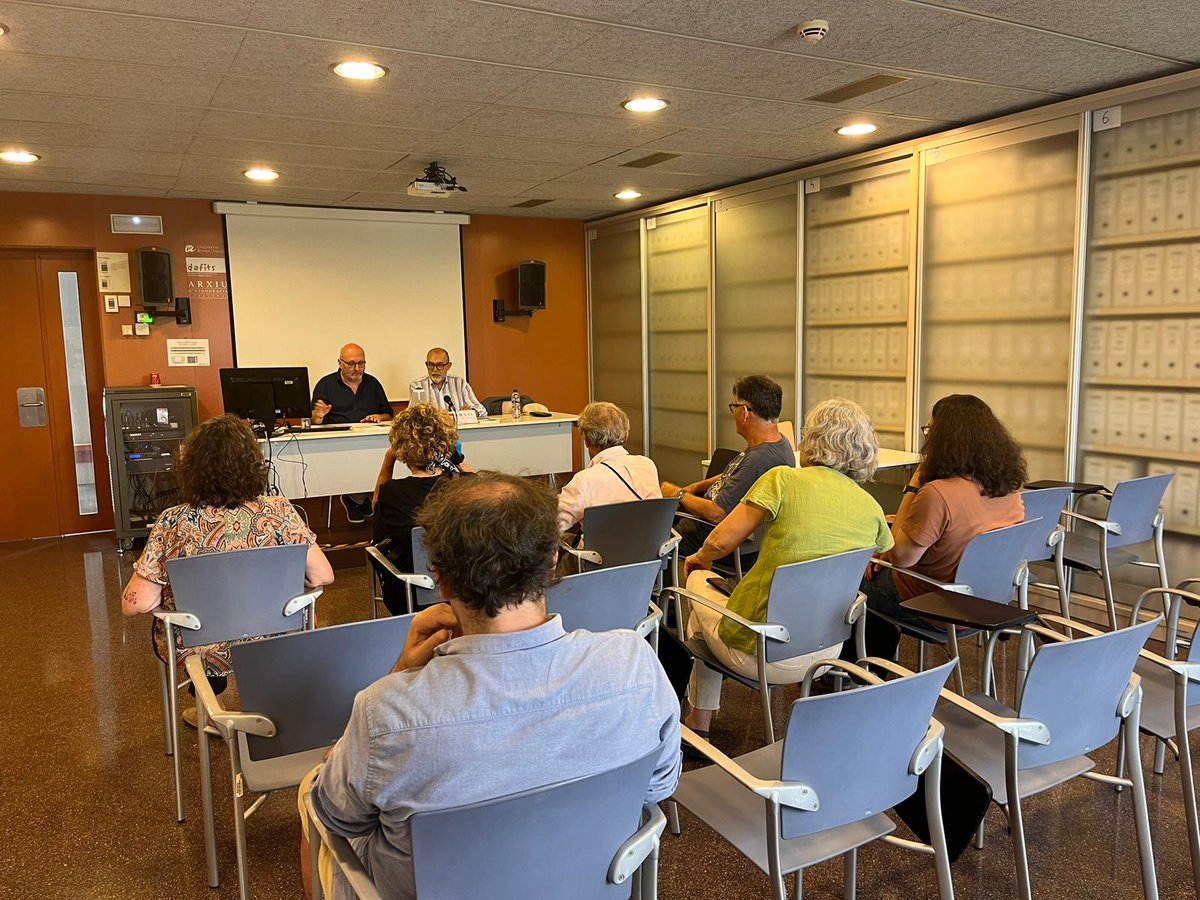 Avui hem presentat al <a href="/dafitsURV/">Dept. d’Antropologia, Filosofia i Treball Social</a>, el llibre "Morts sense terra, cossos sense repòs". Bona companyia i bona coca de recapte.