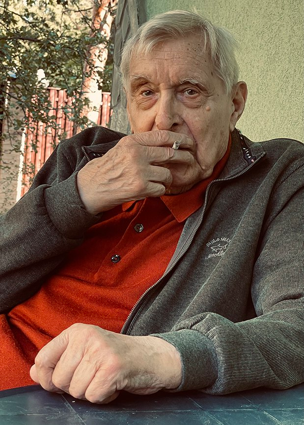 ОЛЕГ БАСИЛАШВИЛИ, июнь 2024.

Он и сегодня на девяностом году со своей ровесницей блистательной Алисой Фрейндлих выходит на сцену прославленного питерского БДТ.

Лето. Мы сидим на его скромной даче в Репино под Питером. 
Курим и разговариваем. Живые.
Хорошо.

Юрий Рост.