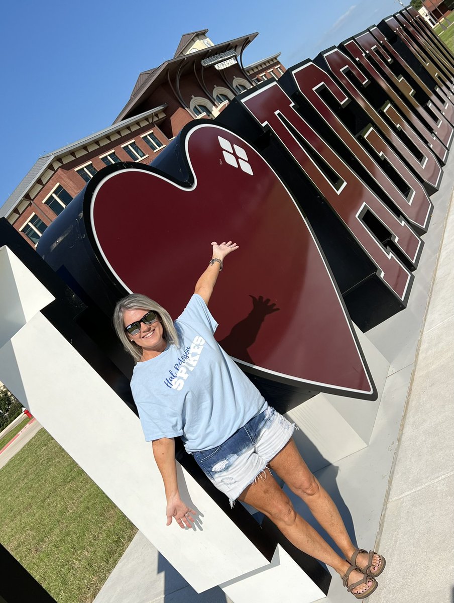 sunshinescardi's tweet photo. Bringing some @HPetersonMS SPIKE Pride to #AggieLand in College Station on my summer travels! Still gotta say #HookEmHorns tho, lol 😆 #hpmsBEST #SummerVibes https://t.co/BNQnpb2GfH