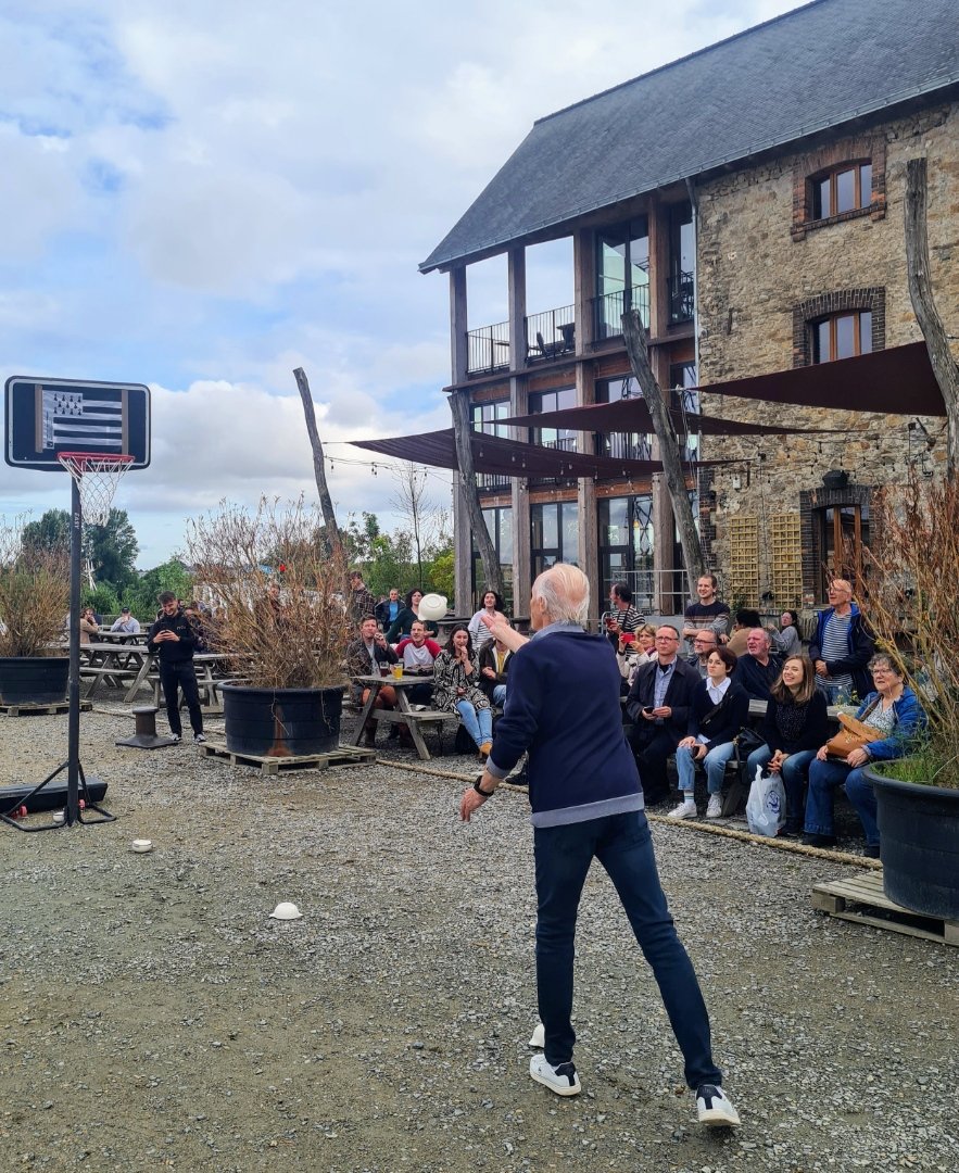 Alan Stivell, parrain de la 3e édition des Jeux de Bretagne, lance symboliquement le 1er bol breton dans un panier de basket.

Rendez-vous à Nantes à partir de vendredi pour 10 jours de fête, 100% gratuit, 100% populaire !
👉  Le programme :
jeuxdebretagne.bzh/le-programme-2…