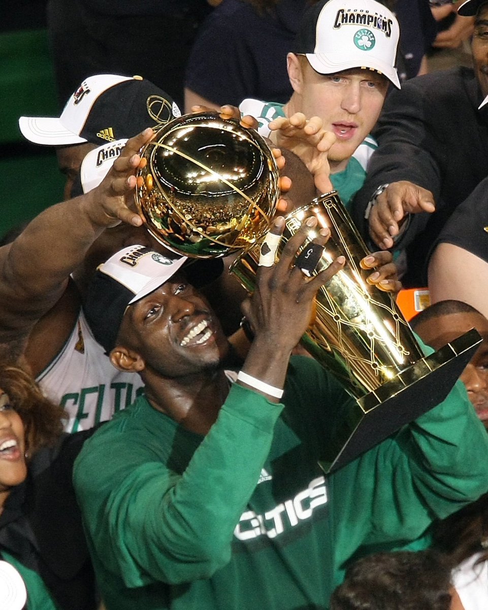 SLAMonline's tweet photo. June 17, 2008. In a sea full of green, gold shines the brightest. https://t.co/C13LnE6gG3
