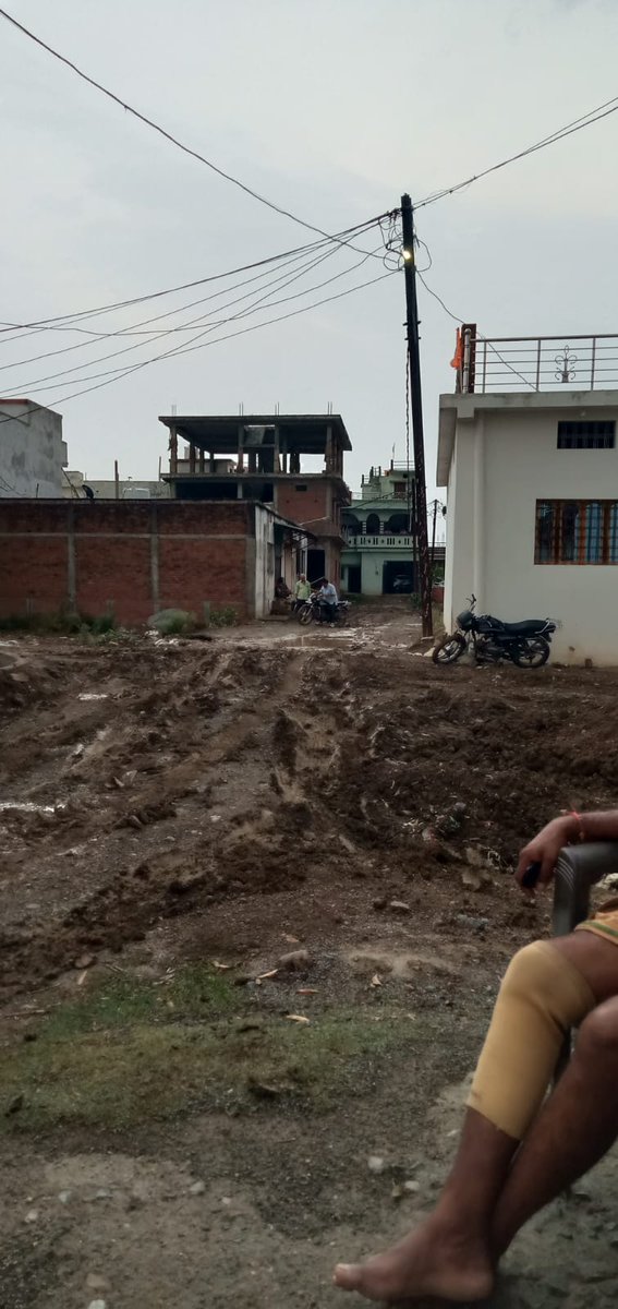 आदरणीय <a href="/rshuklabjp/">Rajendra Shukla</a> ji 
रीवा में वार्ड 26 के ललपा श्रवण कुमारी स्कूल के पीछे चल रहे सीवेज लाइन के पाइप डालने के लिए खुदाई तो गई परंतु रोड को पुनः नही बनाया गया जबकि कंपनी को रोड बनाकर देना है तथा जो नुकसान किया है वो भी बनाना है 

अब बरसात के सीज़न में पैदल चलना मुश्किल है।