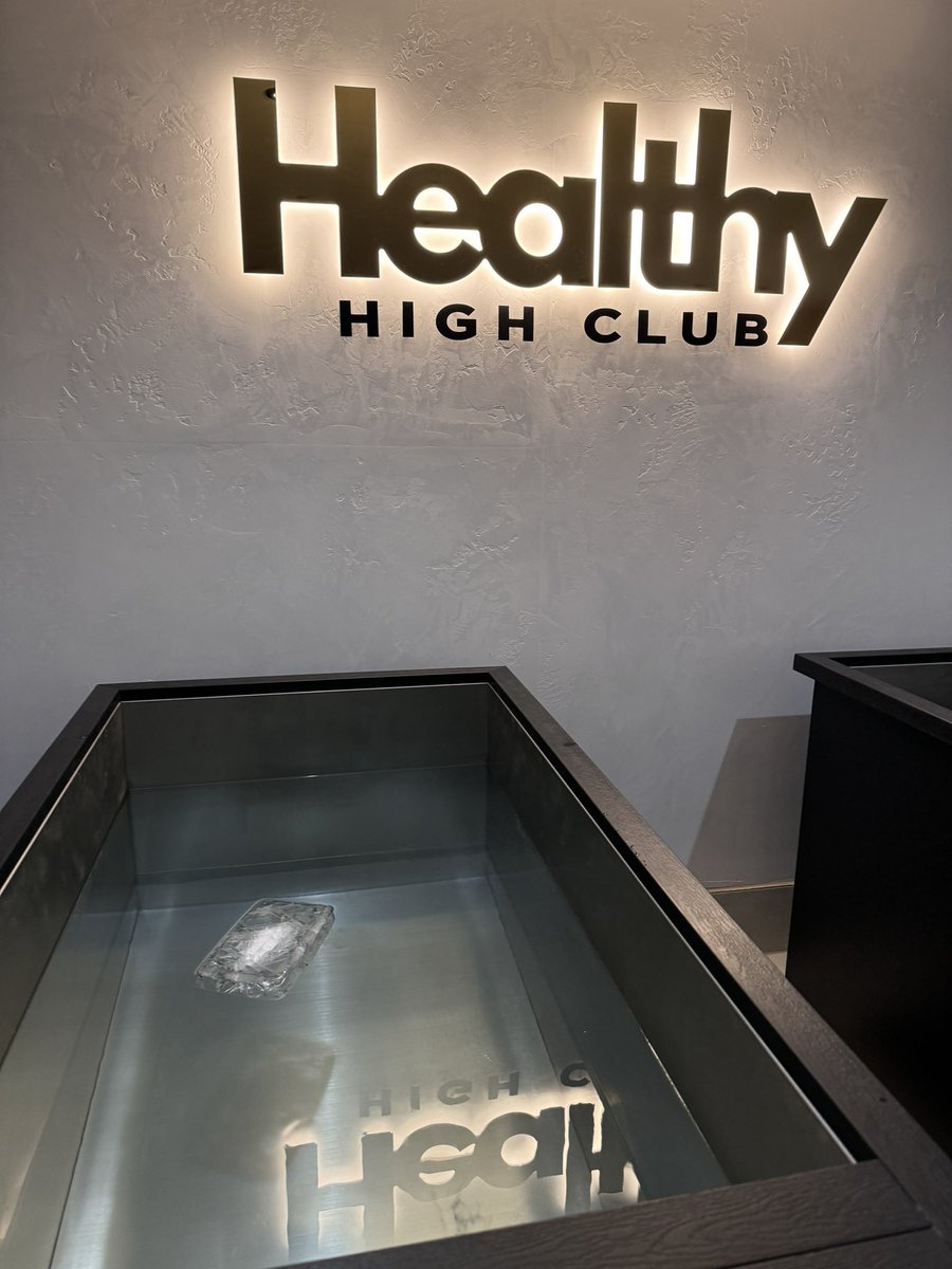 Love a cold dip, even better getting straight into a lovely toasty sauna inbetween, lasted 6 and half mins in 5 degrees today 🥶🧊 and yes that’s a huge ice cube you can see floating 🙈🤣