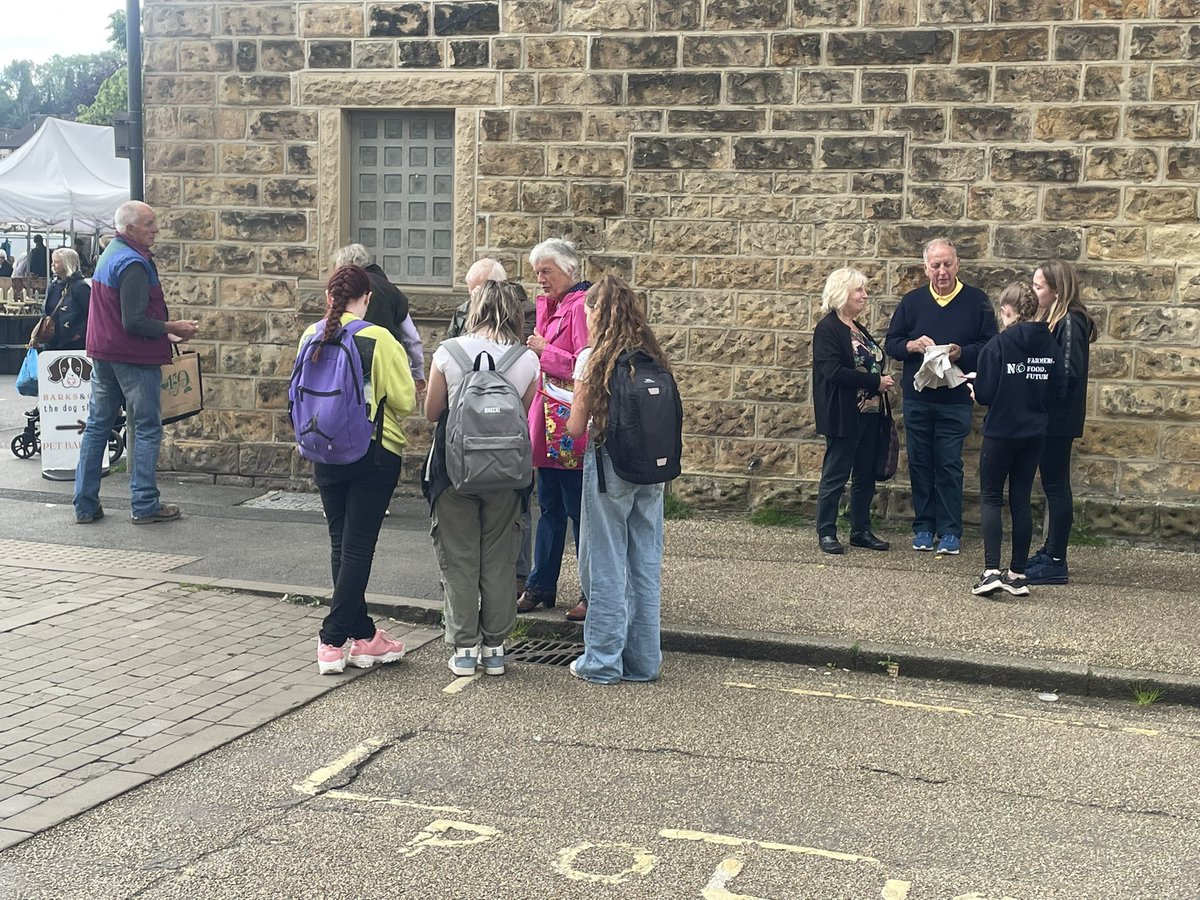 Jessica05595610's tweet image. Today, I was lucky enough to lead my y7 class on fieldwork at Chatsworth and Bakewell. Just blooming wonderful @BCSchool1
