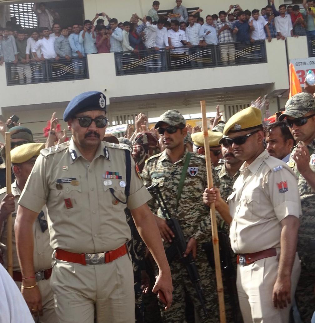 कुछ  समय पहले.......जैसलमेर-बाड़मेर लोक सभा चुनाव की मतगणना की गहमागहमी के दौरान ......युवा जोश और जनउत्साह के सैलाब को कानून और व्यवस्था के दो पाटों के मध्य समेटते हुए .......