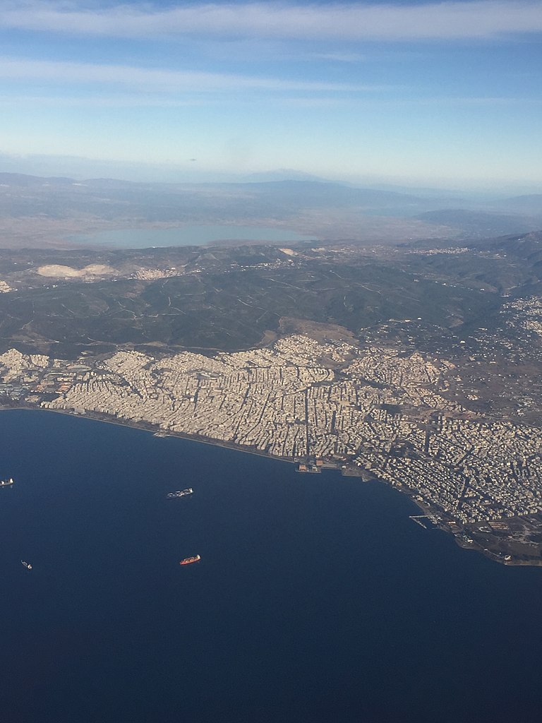 Aside from the 14 Byzantine churches Thessaloniki there are also walls, palaces, arches, museums, and fortresses. Some of these are technically Ottoman but are replacing similar Byzantine predecessors especially in the case of the defensive system. Thread 🧵🧵 Share if you like