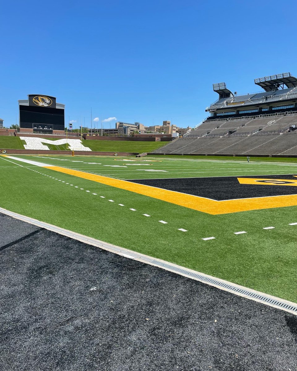 1logodagoat's tweet photo. After a great camp at the University of Missouri Im blessed to receive my first D1 offer! Miz💛🖤 https://t.co/avTCgmiqbJ