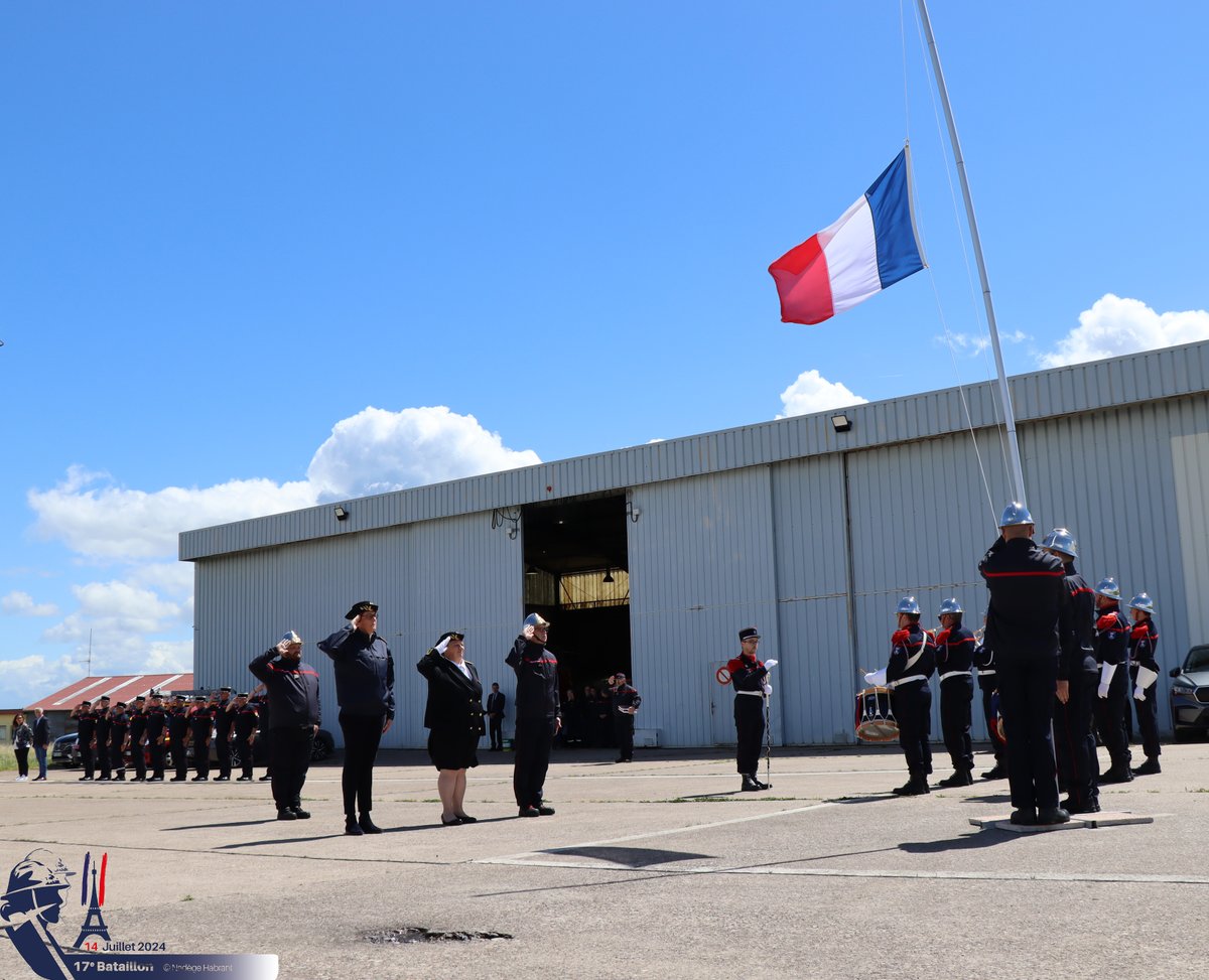 PrefetZoneEst's tweet photo. 👨‍🚒🇫🇷Retour en images sur l’entraînement du 17e Bataillon de Sapeurs Pompiers qui participera au défilé du 14/7 en présence de @Prefet88 et @PrefetZoneEst
Placés sous le commandement de l’IG Sacha Demierre, félicitons ces Pompiers volontaires et professionnels pour leur engagement https://t.co/CpxaTb2IvZ