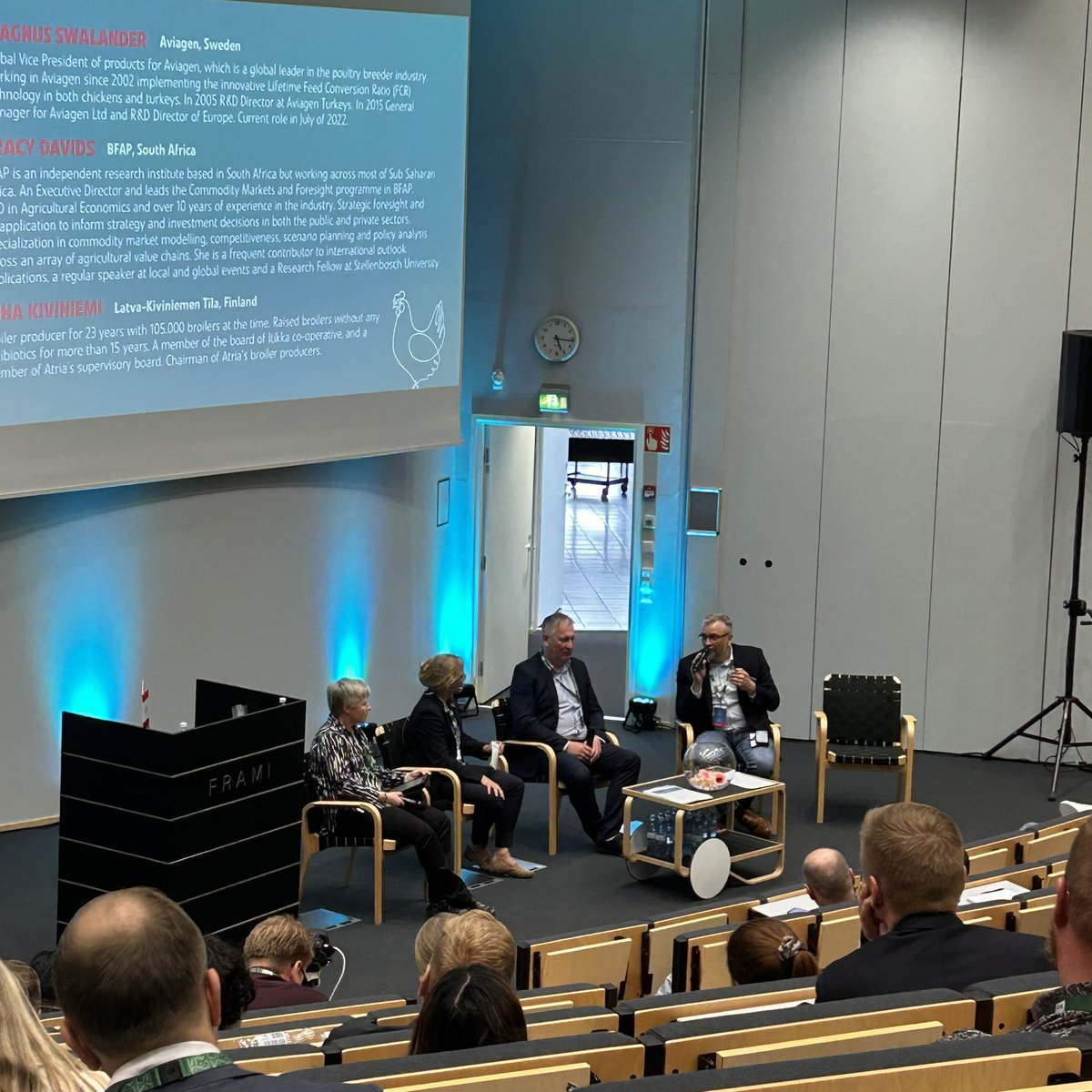 Salmonellaa broilereissa viimeksi yli 40 vuotta sitten, yhdessä parvessa. Antibiootteja yhdelle parvelle 20 vuotta sitten.  Kuinka tämä on mahdollista  Suomessa? Kysyy #agribenchmark paneelikeskustelu