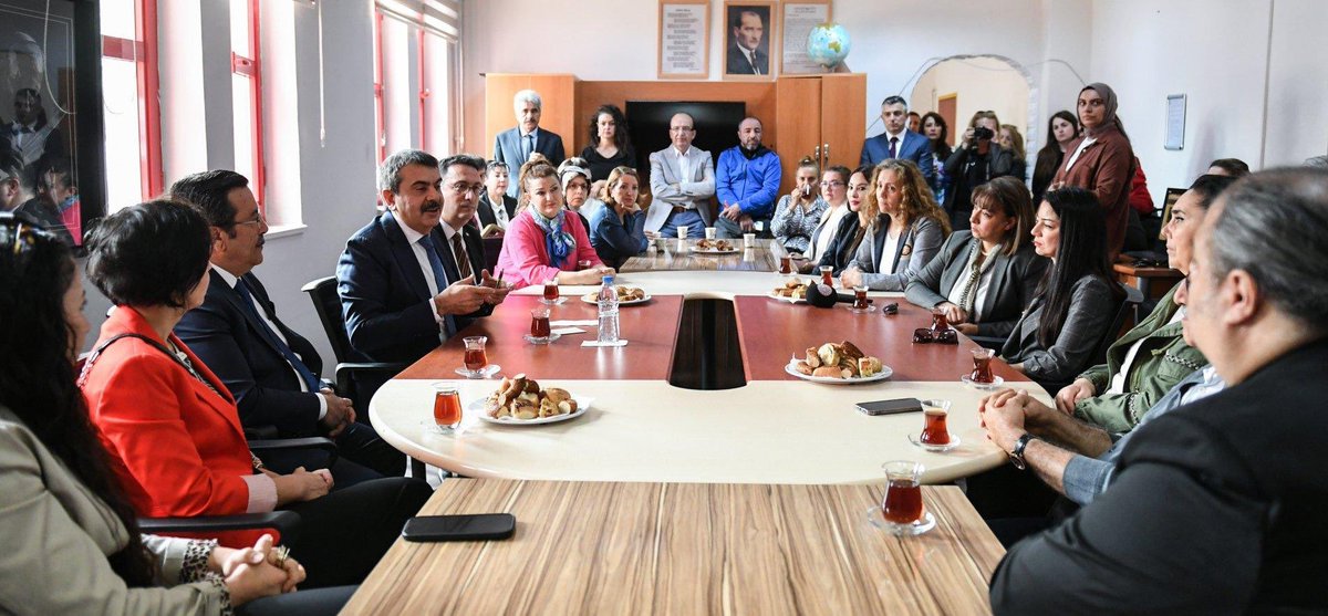 Bakan Tekin'in "Sokakta gördüğünüz 80 kişiden 1 tanesi, MEB tarafından maaşı ödenen öğretmen statüsünde. Dünyanın hiçbir tarafında bu kadar büyük bir öğretmen kitlesi, kamu tarafından fonlandırılmıyor" açıklaması tepki çekti.

Eğitim Sen: "Öğretmenler kamu tarafından