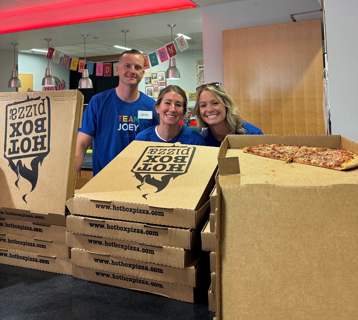 HeroesFndtn's tweet photo. Thank you @AtGeist for collecting 135 #LEGO sets for @HeroesFndtn #TeamJOEY! Volunteers from @AtGeist, #TeamHeroes & @salesforce distributed LEGO sets & @HotBoxPizza donated pizza & stix to patients at @RileyChildrens 🎗️✨
#TeamJOEY #beatcancer #whyheroes #RileyHospital https://t.co/nCeR2YLE1M