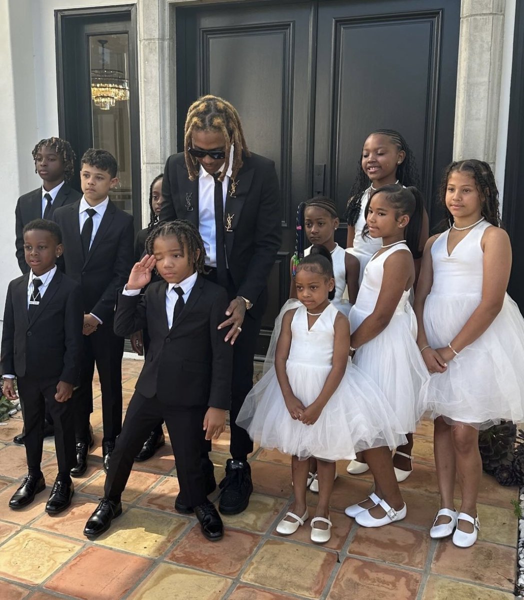 mymixtapez's tweet photo. Lil Durk had all 10 of his kids with him on Father's Day 🙌🏼💯 https://t.co/OxxZEuQd70