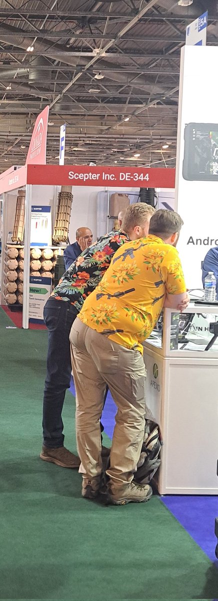 AmelieFe's tweet image. La chemise hawaïenne, tendance #Eurosatory2024: chic ou choc ? Que dit la fashionpolice des études stratégiques 🇫🇷@jeangene_vilmer @alexjubelin ?