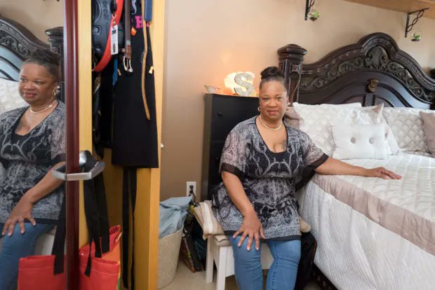 Work by Sara Bennett is now on view in "Inside and Out: Women with Life Sentences" at the Capa Space in New York. An intimate portrait of women making their way back into the world, via <a href="/featureshoot/">Feature Shoot</a>: featureshoot.com/2018/10/an-int…

📸Sara Bennett. Sharon, 57, Corona, NY, 2017.