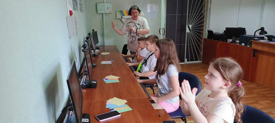LibraryUkraine's tweet image. A summer IT camp for children, Digital Camp, has started at the Hanna Svitlychna Central City Library in Pavlohrad. The children will try their hand at book design and create a small book on their own, choosing texts and illustrations for it. 
#DigitalCamp #LibraryFun #ukraine
