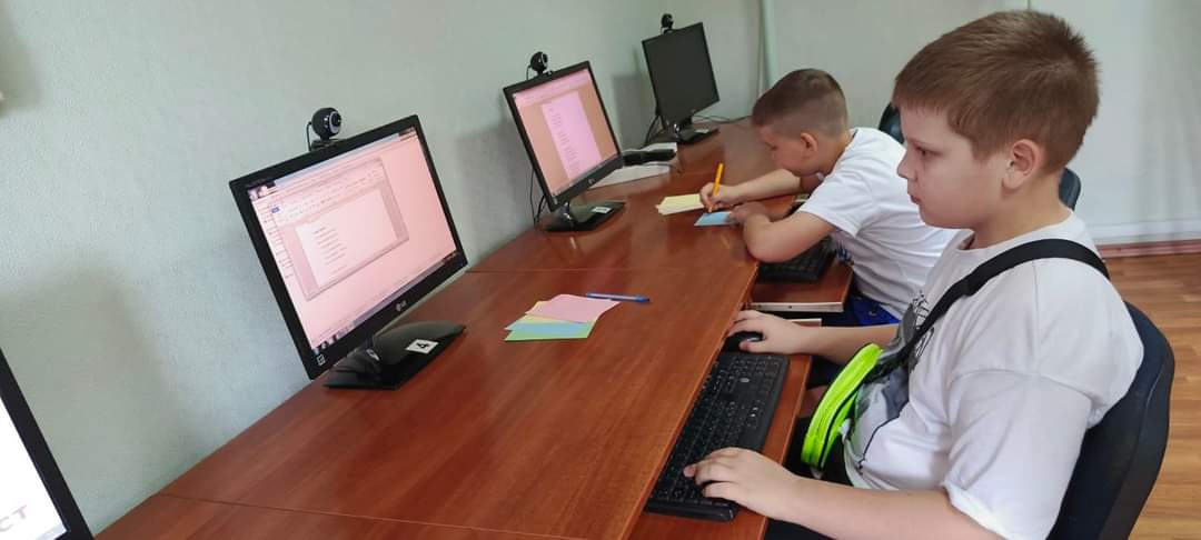 LibraryUkraine's tweet image. A summer IT camp for children, Digital Camp, has started at the Hanna Svitlychna Central City Library in Pavlohrad. The children will try their hand at book design and create a small book on their own, choosing texts and illustrations for it. 
#DigitalCamp #LibraryFun #ukraine