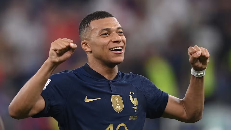 Pediavenir's tweet photo. ⚽️🇫🇷 FLASH - Kylian #Mbappé appelle à voter pour le Rassemblement National car il y a "trop de noirs" en équipe de France. (conférence de presse) https://t.co/0VohzL8f6q