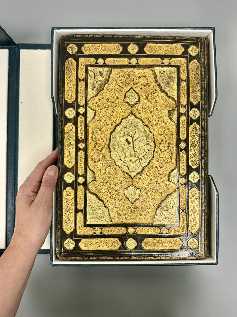 iamkristinesr's tweet image. Pressure tooled perfection in two tones of gold.

More details from details from @theUL MS Nn.3.74, ʻAjāʼib al-makhlūqāt, "The marvels of creation and the oddities of existence," dated 974H/ 1566AD

#cambridgeuniversitylibraries #CULconservation #Safavidbinding #ManuscriptMonday