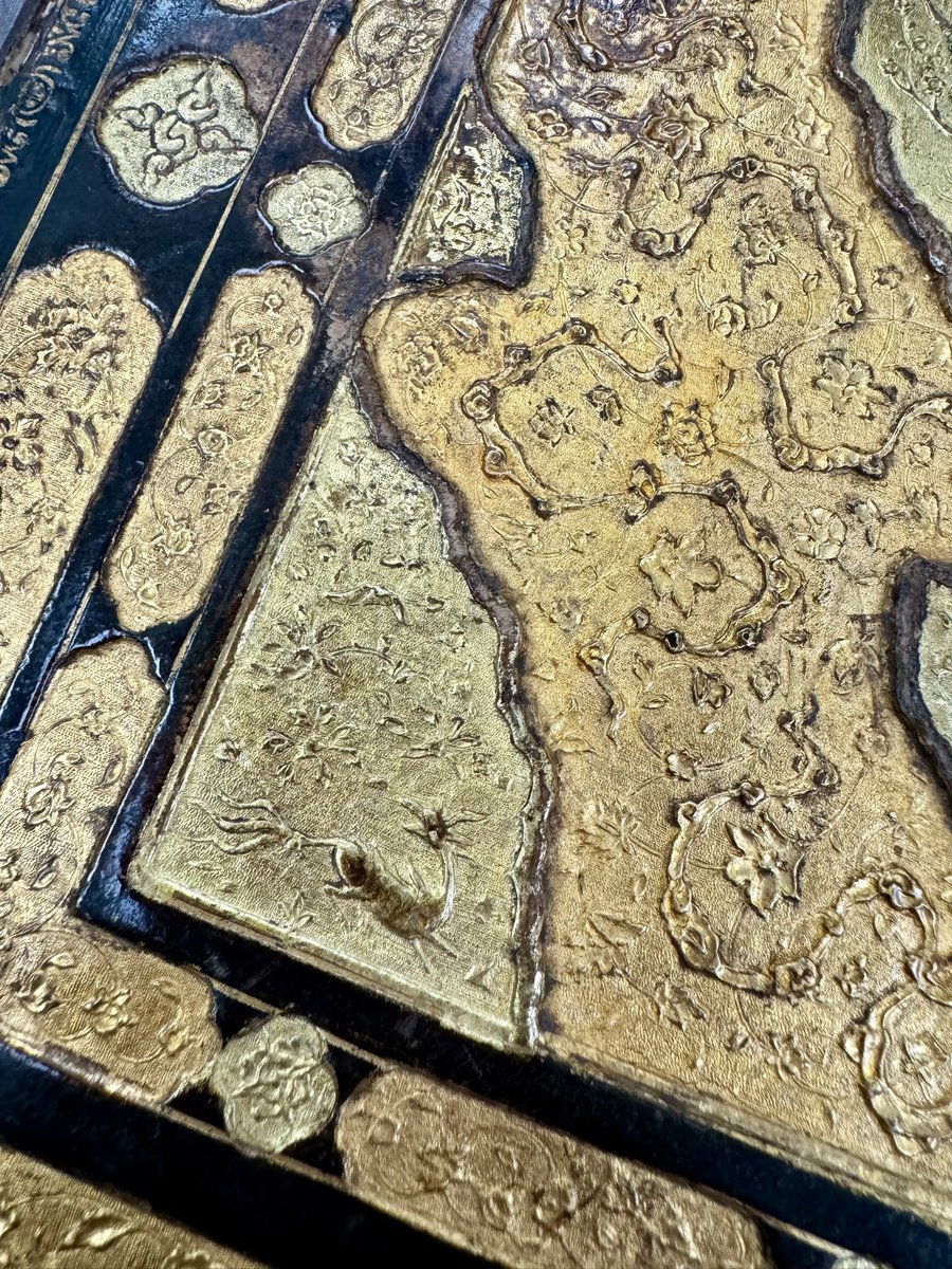 iamkristinesr's tweet image. Pressure tooled perfection in two tones of gold.

More details from details from @theUL MS Nn.3.74, ʻAjāʼib al-makhlūqāt, "The marvels of creation and the oddities of existence," dated 974H/ 1566AD

#cambridgeuniversitylibraries #CULconservation #Safavidbinding #ManuscriptMonday