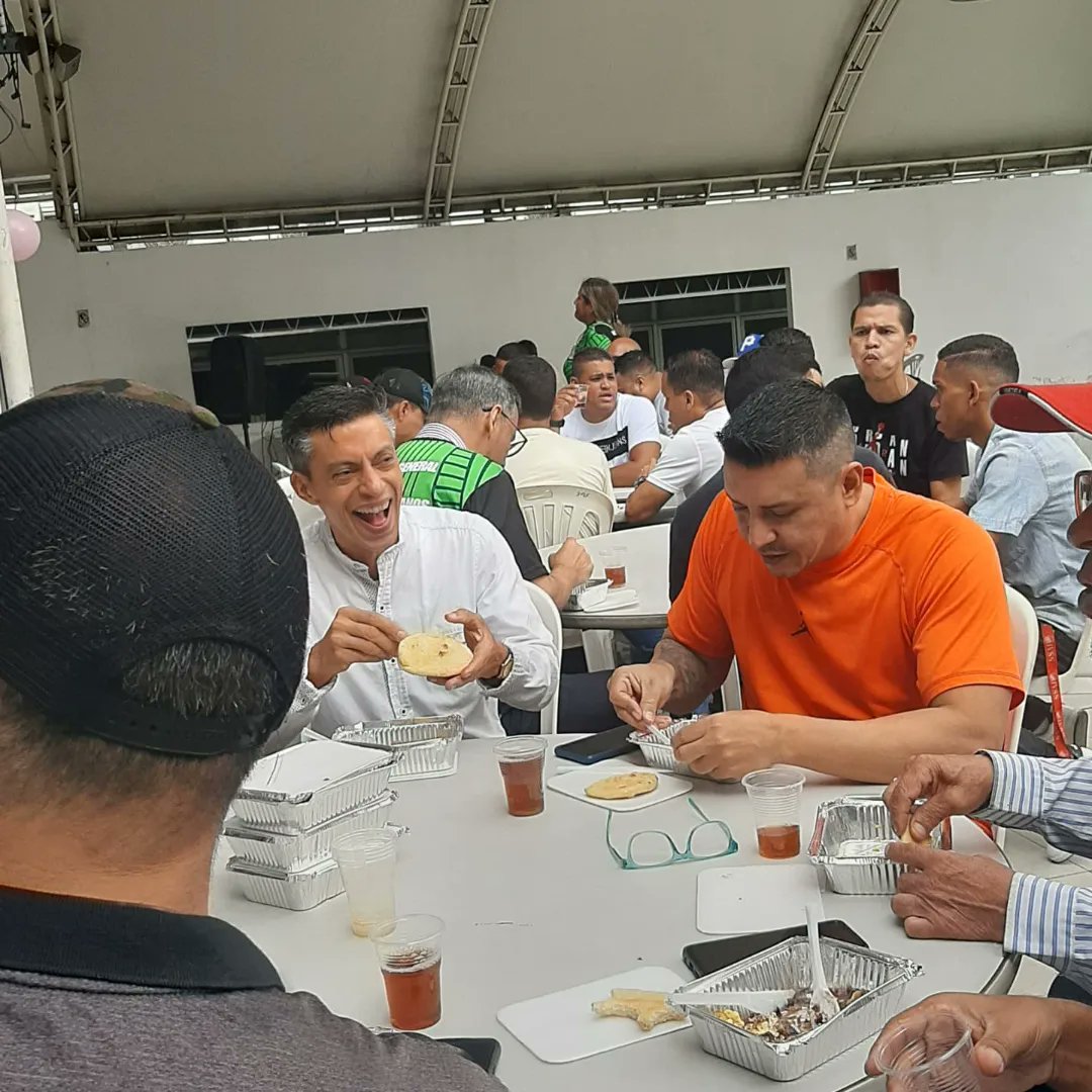 Somosivss's tweet photo. ¡Feliz Día del Padre en el IVSS! ‍‍
En la sede principal de Altagracia, Distrito Capital, celebramos con alegría el Día del Padre con un desayuno especial para nuestros trabajadores.
#CultivamosFuturo
@NicolasMaduro 
@delcyrodriguezv 
@MagaGutierrezV https://t.co/pX8LpN8tia
