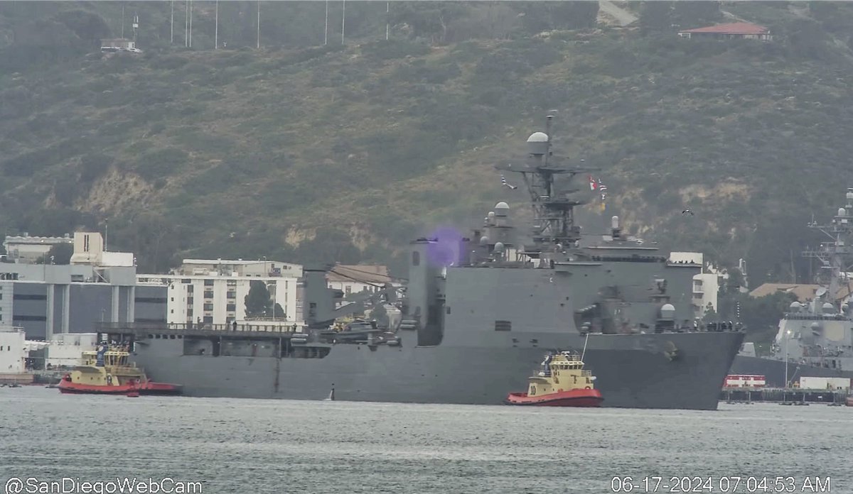 WarshipCam's tweet photo. USS Comstock (LSD 45) Whidbey Island-class dock landing ship coming into Bravo Pier in San Diego - June 17, 2024 #usscomstock #lsd45
SRC: webcam https://t.co/gdZPhPSufc