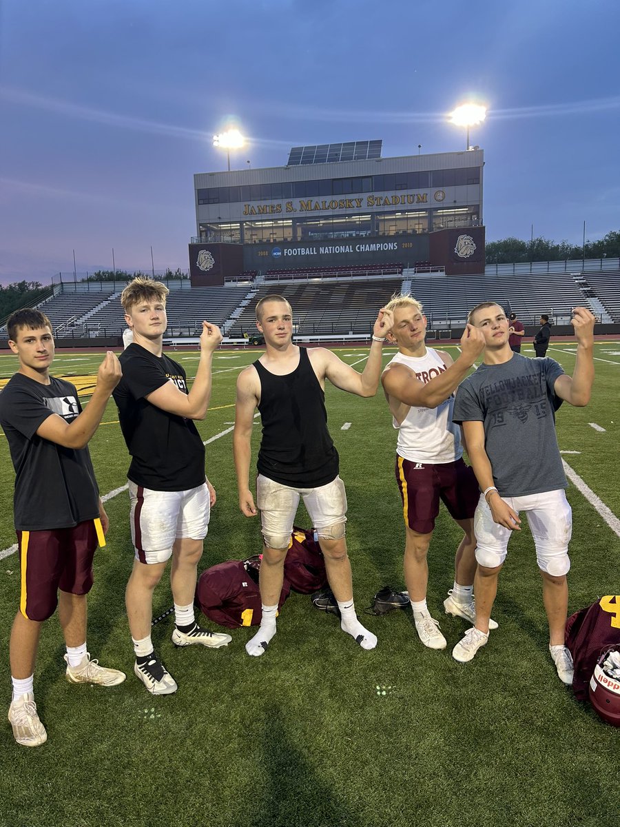 We kicked off <a href="/UMD_Football/">UMD Football</a> camp yesterday! Our #Attitude and #Effort winners from day 1 were Vince Wellik, Zeke Spencer, <a href="/tommylof09/">Tommy Lofgren</a>, <a href="/JusticeDeno19/">Justice Deno</a> and Simon Emanuel!
🤌 #WaterIt #WhiteBelt #TigerPride