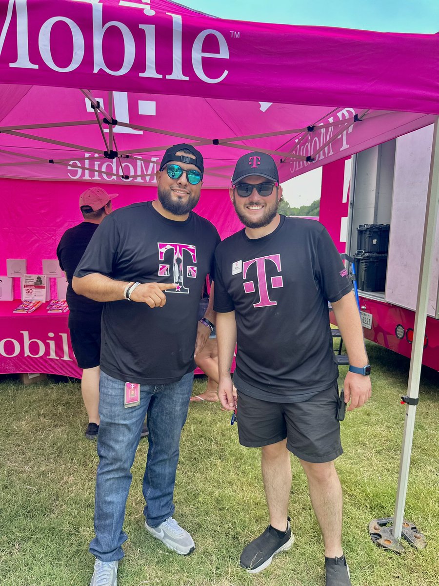 Juneteenth Parade Event with my Magenta Familia! 🖤💚❤️ Shout to our Retail &amp; TFB for SHOWING UP &amp; Celebrating! <a href="/tmosaage/">Saage Dennis</a> #BENLEADS 🤞🏼#OneTeamTogether