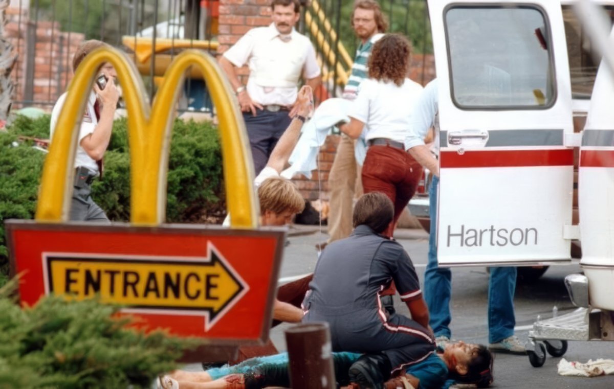 Rafu_ytb's tweet photo. San Ysidro, juillet 1984. Un homme entre dans un McDonald's et ouvre le feu aussi bien sur les parents que sur leurs enfants.
>> https://t.co/VZepTz550Y https://t.co/in31V8Lml5