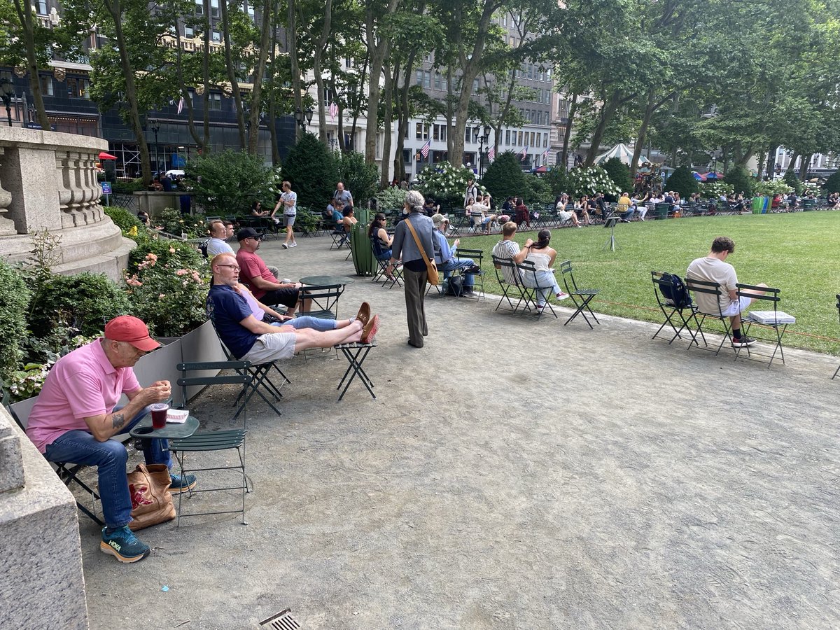 #topoli Bryant Park, but really in parks &amp; squares all over Manhattan: lots and lots &amp; lots of folding chairs &amp; tables. If you put them out, people will come &amp; spend time in public space. It’s fascinating &amp; depressing that the City of Toronto is unable to do something so simple.