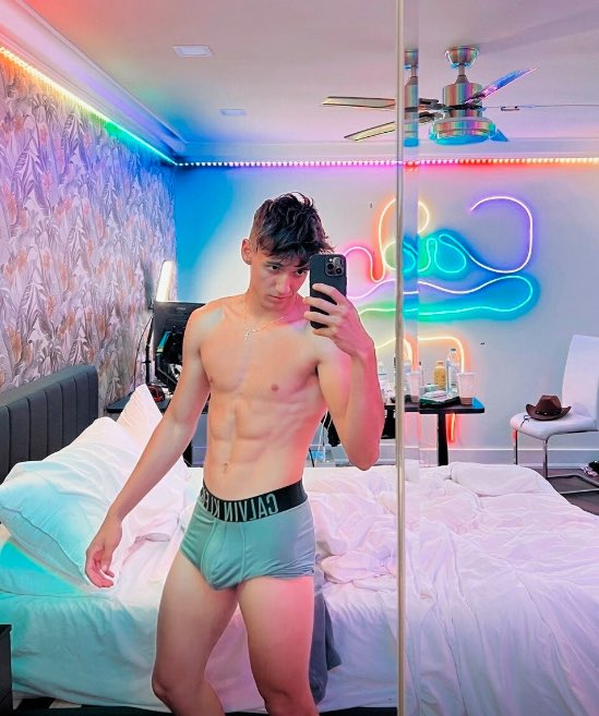itsdannytwink's tweet photo. RT if you wanna see me naked 😈 https://t.co/Zizb9TR2LF
